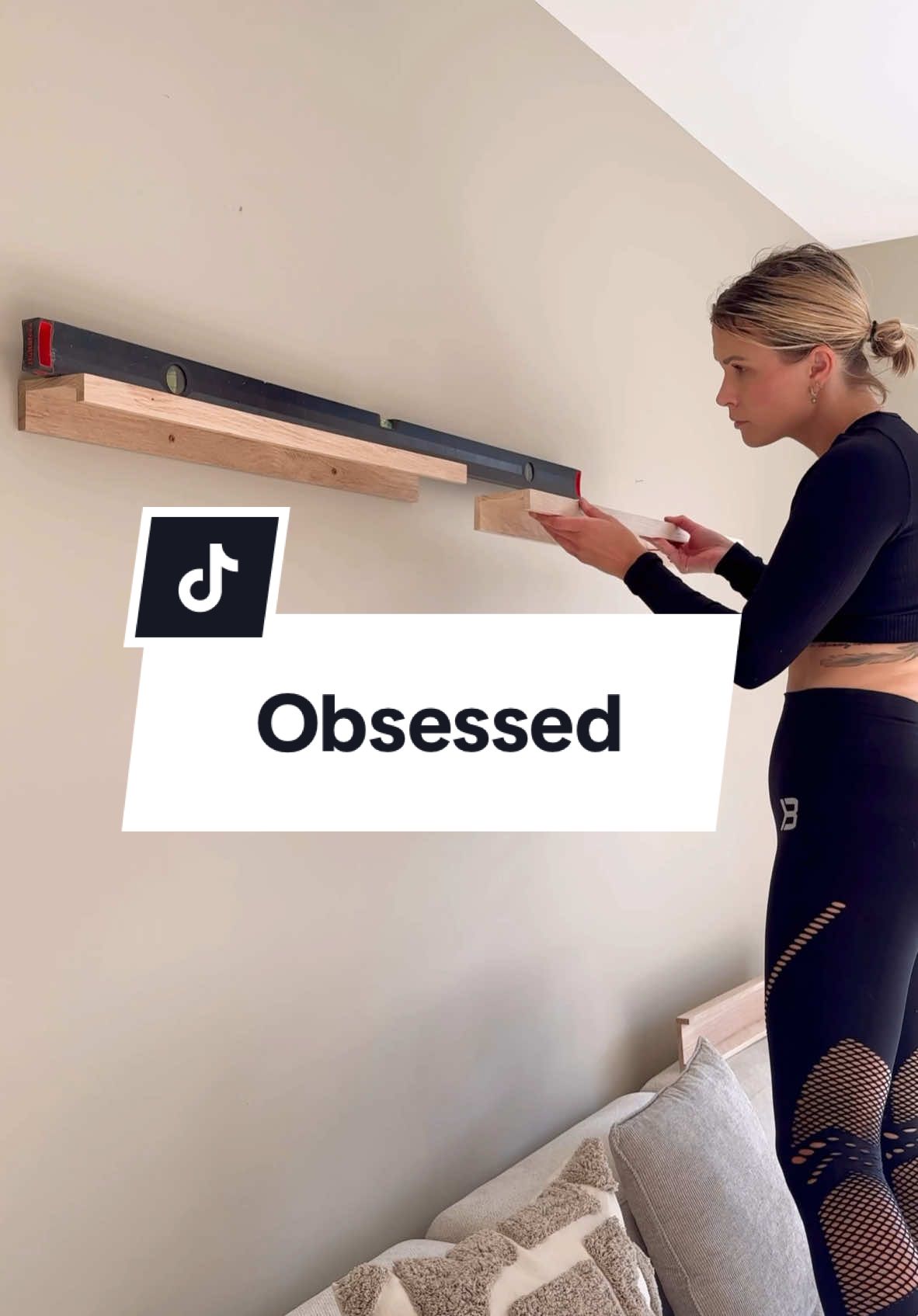 🙋‍♀️På vei til LED-list rehab as we speak.  • #moodlighting #ledlights #viratrend #interiørtips #pictureshelf #shelfstyling #ikeahack 