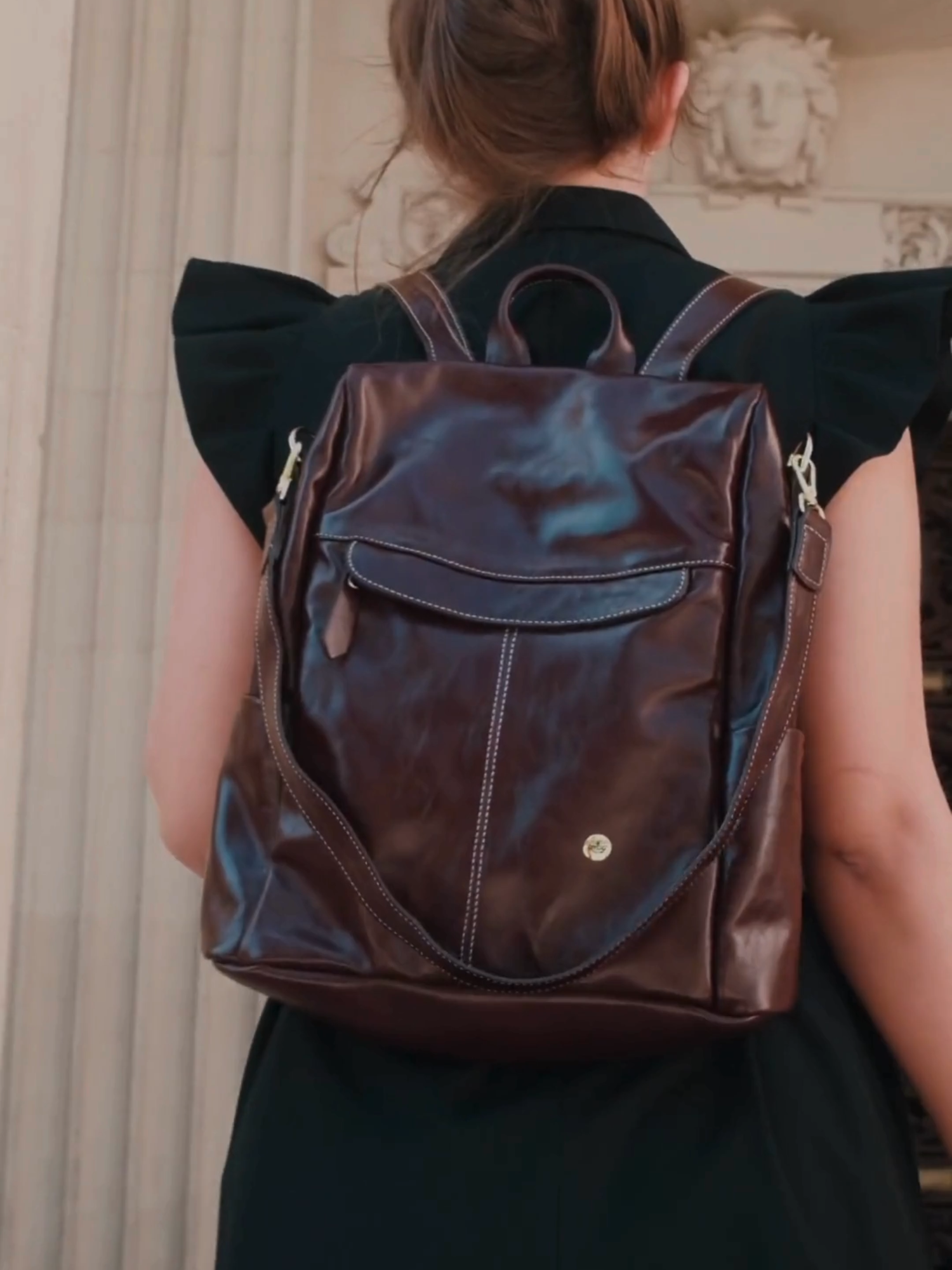 A nossa queridinha: KARINA LIMA Uma mochila elegante e moderna, cabe tudo o que você precisa, até mesmo um notebook de 13