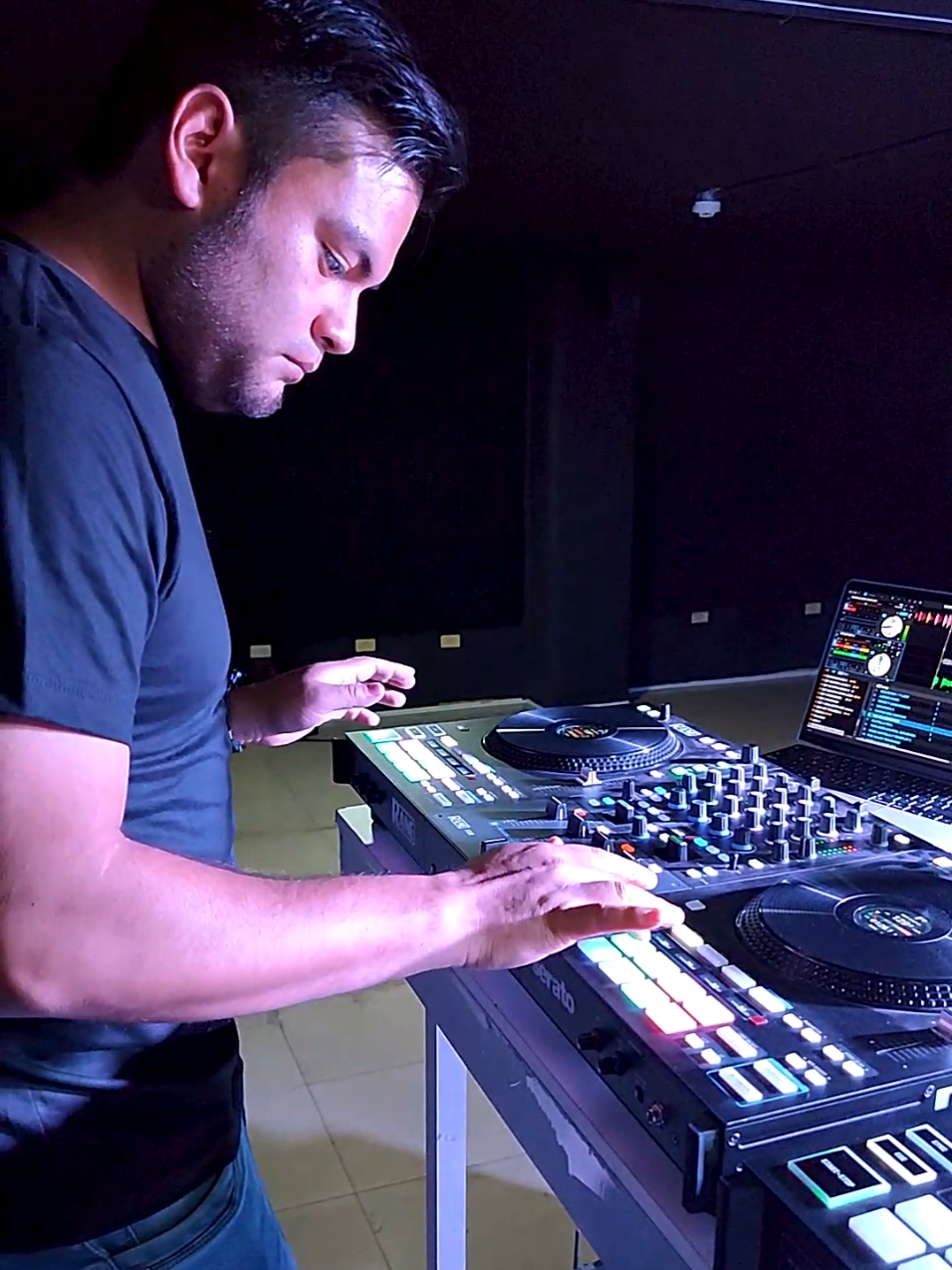 DJ Lokillo Ecuador demostrando su talento en el 𝗣𝗥𝗢𝗗𝗝 𝗧𝗢𝗨𝗥 𝟮𝟬𝟮𝟰. #dj #mixer #rane #ecuador #guayaquil 