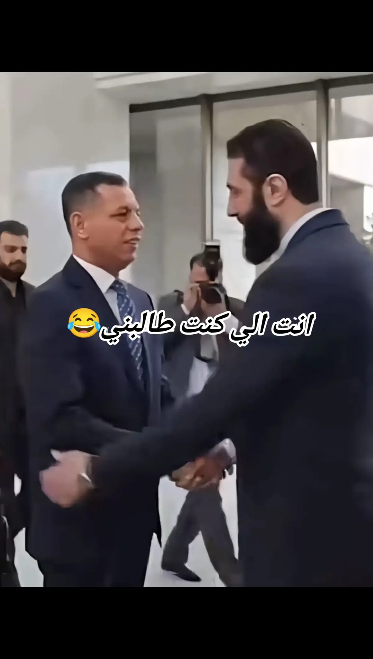 خلي يأتي الي😂