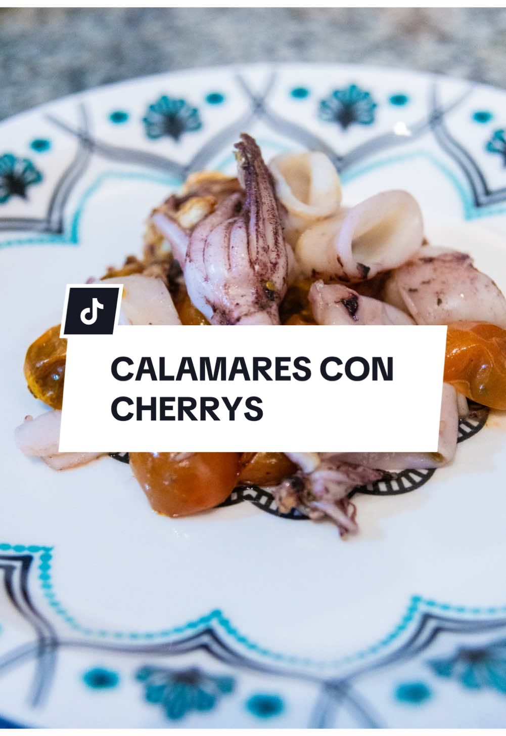 Almuerzo/cena súper rápido y saludable con tan solo dos ingredientes! - 🦑🍅 Usamos esta bolsa de calamares congelados de Mercadona y tomates cherry - 🔪Corta los tomates a la mitad - Vierte los calamares en la cesta de la AirFryer, añádeles los tomates y un poco de sal - Hacemos un aliño de ajo, perejil y aceite  - Viértelo, remueve y mete en la freidora de aire - Cocina durante 25 minutos a 180 grados ¡Y a disfrutar! #calamares #freidoradeairerecetas #recetassanasysencillas 