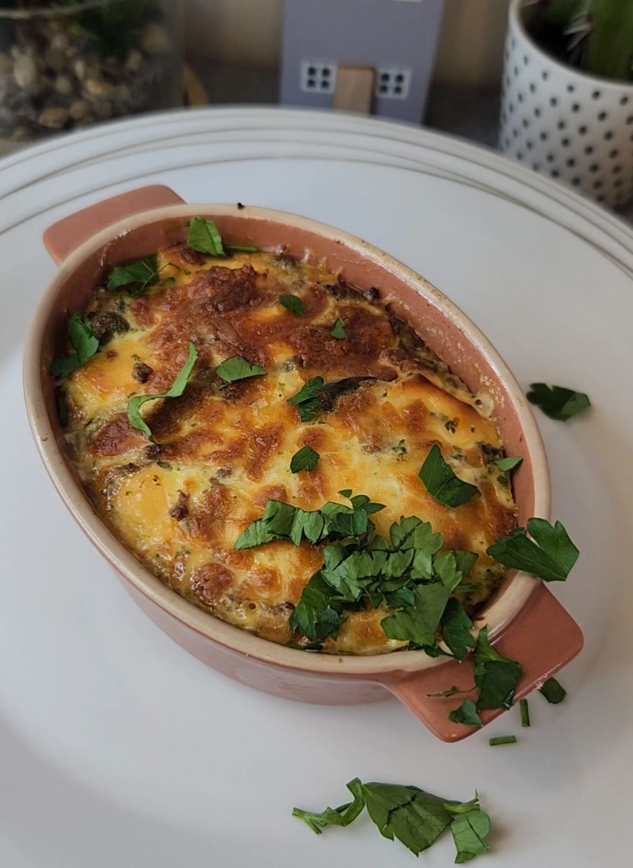 recette simple et efficace 👌.  ingrédients : 1 oignon بصلة  300g de viande hachée لحم مفروم  sel, poivre blanc, curcuma, Persillade.  فلفل ابيض، ملح، كركم، ثوم ،معدنوس.  300g d'épinards سبانخ la sauce الصلصة: 200ml crème liquide légère كريمة سائلة قليله الدسم  1 œuf بيضة  sel, poivre blanc ملح  فلفل ابيض.  📛 au four à 180° 📛للفرن 180° #recettefacile #repasdusoir #رمضان_يجمعنا #وصفات_سهله 