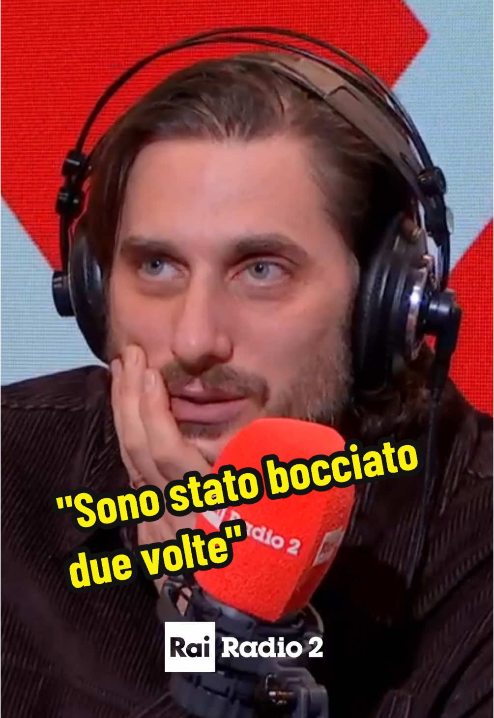 Cosa pensate voi della bocciatura a scuola? 📚#LucaMarinelli a #5incondotta con #SerenaBortone  #rairadio2 #radioshow #intervista #scuola 