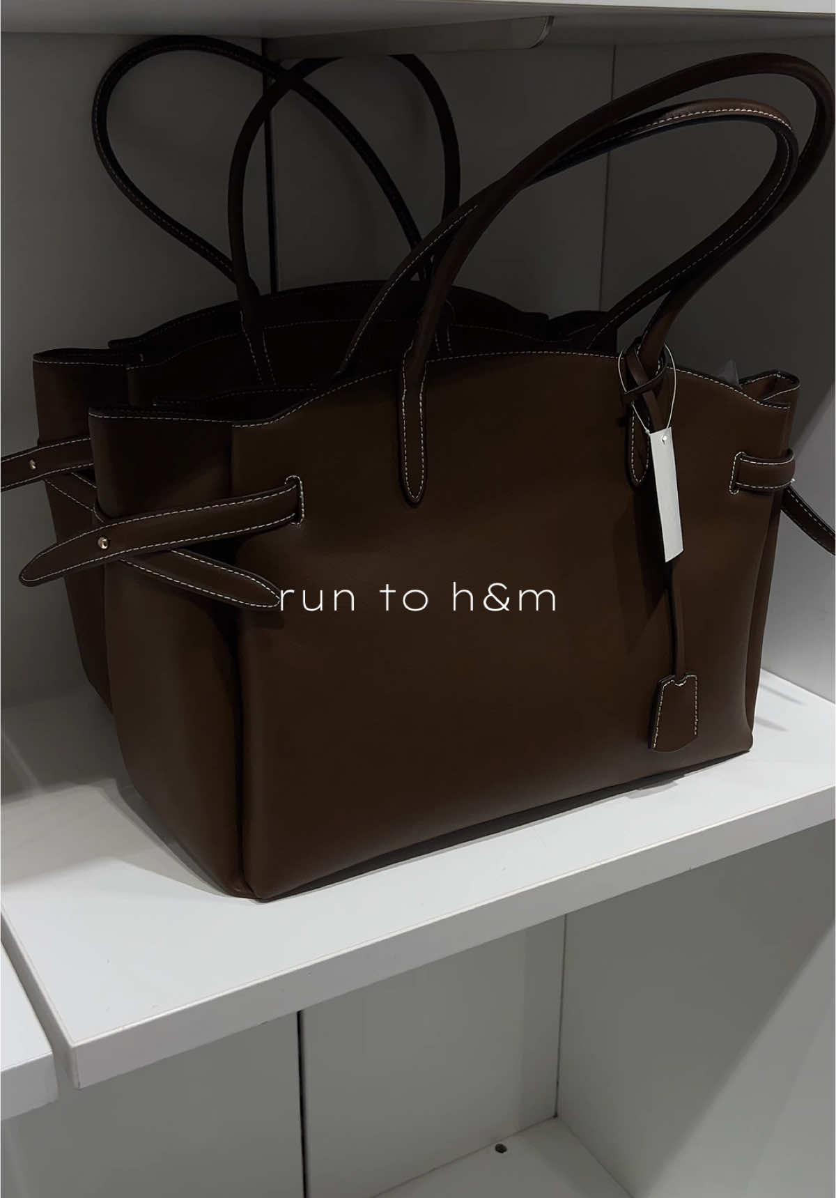 Zeitlose Eleganz: Braune Schultertasche im Andes-Stil #shopperbags #bucketbag #hmhaul#2025 #fy #handm #outfitideas #bag @H&M 