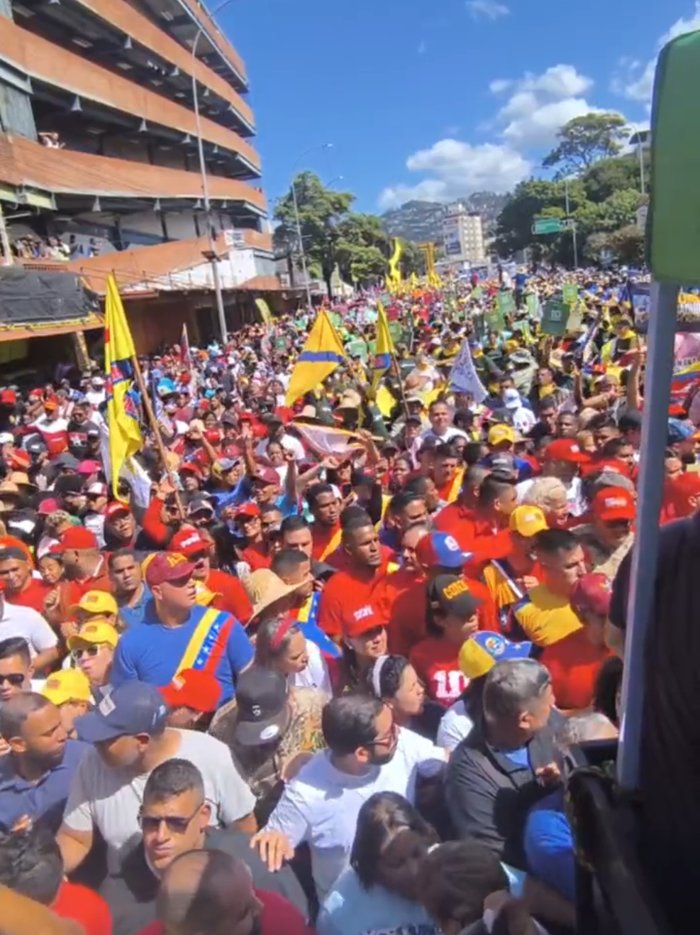 ¡Bastante pueblo hay aquí! 🇻🇪❤️ Marcha por la paz y la alegría en #caracas #venezuela 