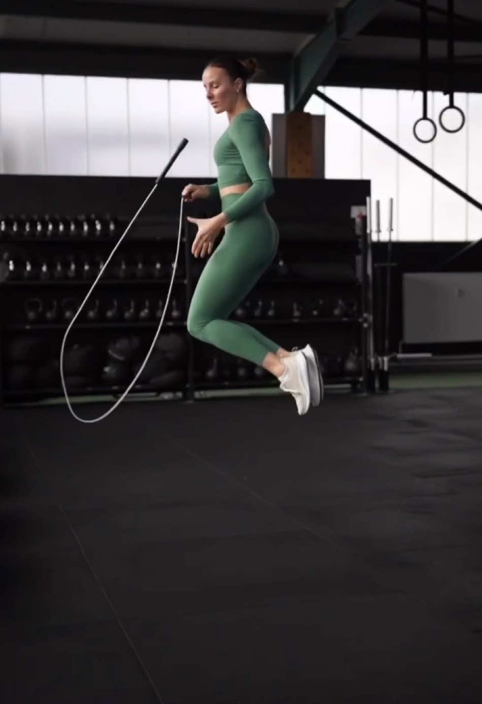 Dramatic because it’s 2025 and there are stil brands that use models that can’t do a proper side swing or basic bounce for their jump rope pics💔 By today MILLIONS of people follow skippers, so please stop abusing jump ropes and take it seriously😭😂 #jumprope #skipping #Fitness #gym #cardio #seilspringen 