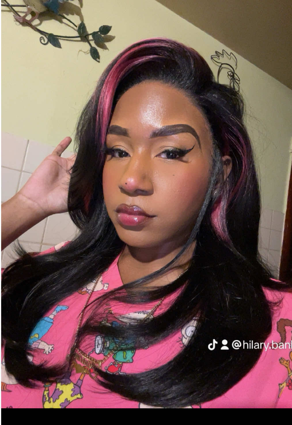 🤩For The , IT Girlies 💖🖤#creatorsearchinsights #fyppoppppppppppppppppppppppppppp #wiginfluencer #outre #outrehair #outreperfecthairline #wigtok #newwig #hairtok #syntheticwiginstall #pinkandblack #13x6lacefrontwig #monsterhigh #draculaura #nickiminaj #barbie #hairstyle #hairoftiktok #hairoftheday #layerhaircut #birthdayhair #ValentinesDay #valentinesdaygift #pinkhair #cateye #cateyes #blackbarbie #samsbeauty #samsbeautywarehouse #skunkstripe🦨 #hairhighlights #itgirrrrl #beauty #beautyinfluencer #wiginstalltutorial #wigstyling 