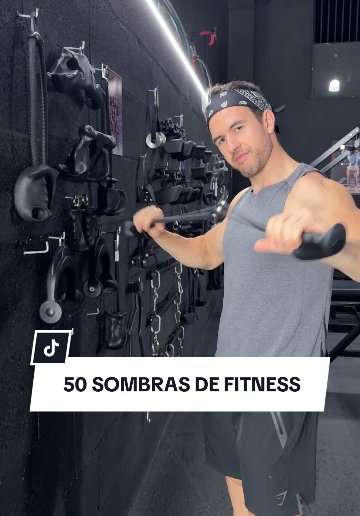 Si Christian Grey fuera fitness, entrenaría aquí 😌. A quien te llevarías a esta sala a pasarlo bien?  #Fitness #FitTok #gimnasio #comunidadfitness #vidafit #soyfitness #vidafitness #christiangrey #GymTok #grip #agarre #fuerza 