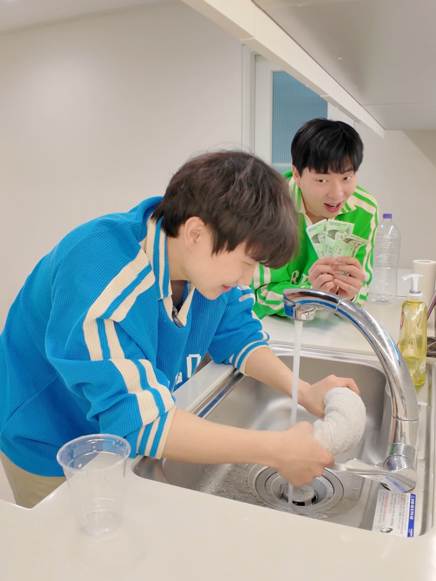 천재만 가능🤓 물에 안 젖고 수건 빼기💦 | Only Geniuses🤓 Dry Towel Challenge💦