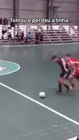 O fato dessa falta ter ficado por isso mesmo É LOUCURA! 🤯 🎥: @viciados.em.futebol_ #Esportes #Futsal