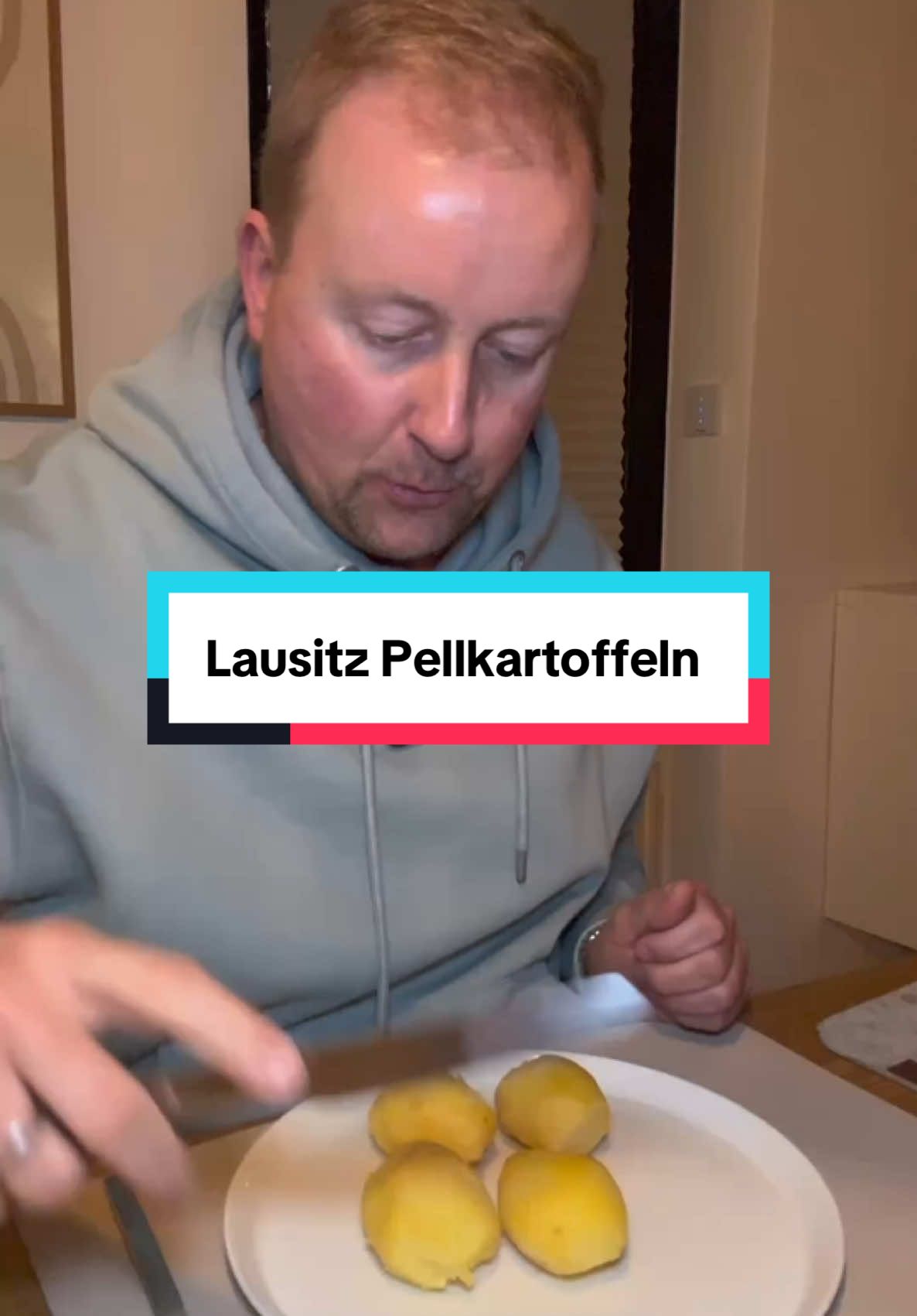 Bei uns gabs heute Lausitzer Pellkartoffeln mit Quark und Leinöl. Macht das unbedingt mal nach 6 #eatingshow #mukbang #lausitz