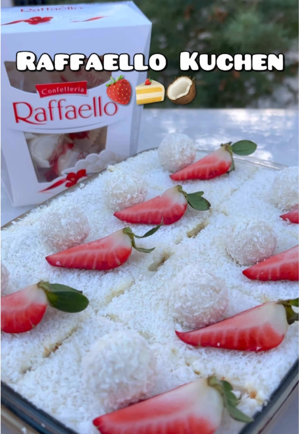 Raffello Kuchen 🍰❤️ Rezept= Kuchen: 3 Eier 70g Zucker Prise Salz 1x Vanille 50ml Öl  50g Butter 100ml Milch 175g Mehl 1x Backpulver Pudding: 400ml Milch 50g Speisestärke Vanille und evtl Zucker 150ml Schlagsahne 100g weiße Schokolade 50g Kokosraspeln #kokos #coconut #raffaello #kuchen #asmr #asmrsounds #asmrvideo #cake #baking #rezepte 