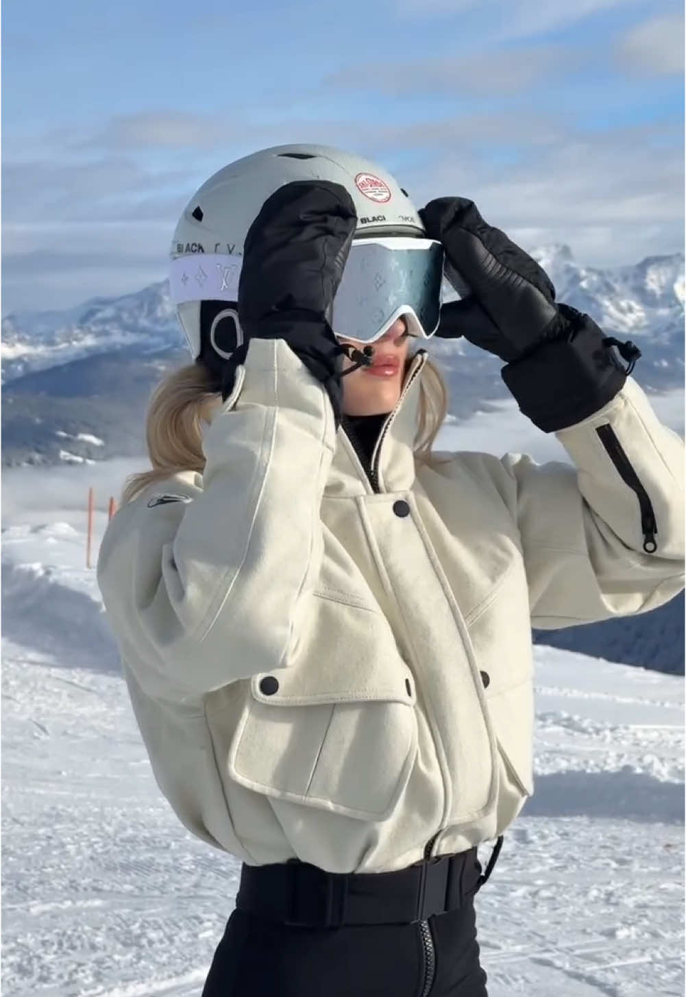 Hauptsache ich seh gut aus 🙂‍↔️💅🏻✨🕶️ #skifahren #lol #fyp #winterfits2025 