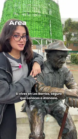 La estatua de Atanasio en El Paseo 🗿 rinde homenaje a un vecino querido 🫂, símbolo de bondad y cercanía ❤️‍🩹, siempre acompañado de su fiel perrita 🐕. Un recuerdo eterno de la historia de Los Barrios. 🌟 #losbarrios #historia #perro #campodegibraltar