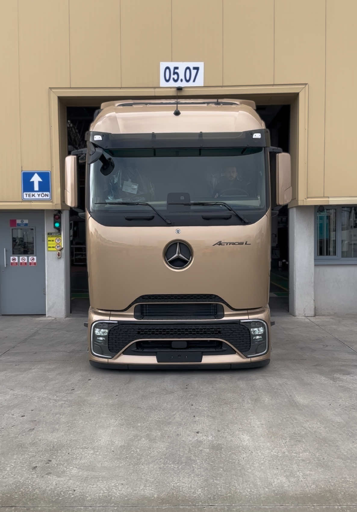 24 Ayar 😉#mercedes #mercedesbenz #FNC #actros #actrosL#newactros #actrose #germany #newproduct #fup #axor #aksaray68 #istanbul #zaman #time #jet #jettirbaba #lansman #2025 #unımog #suv #yeni #bal #altın #24ayar #1863 @bilaleken #zehir #kaancanulu #özel #daimler #daimlertruck 