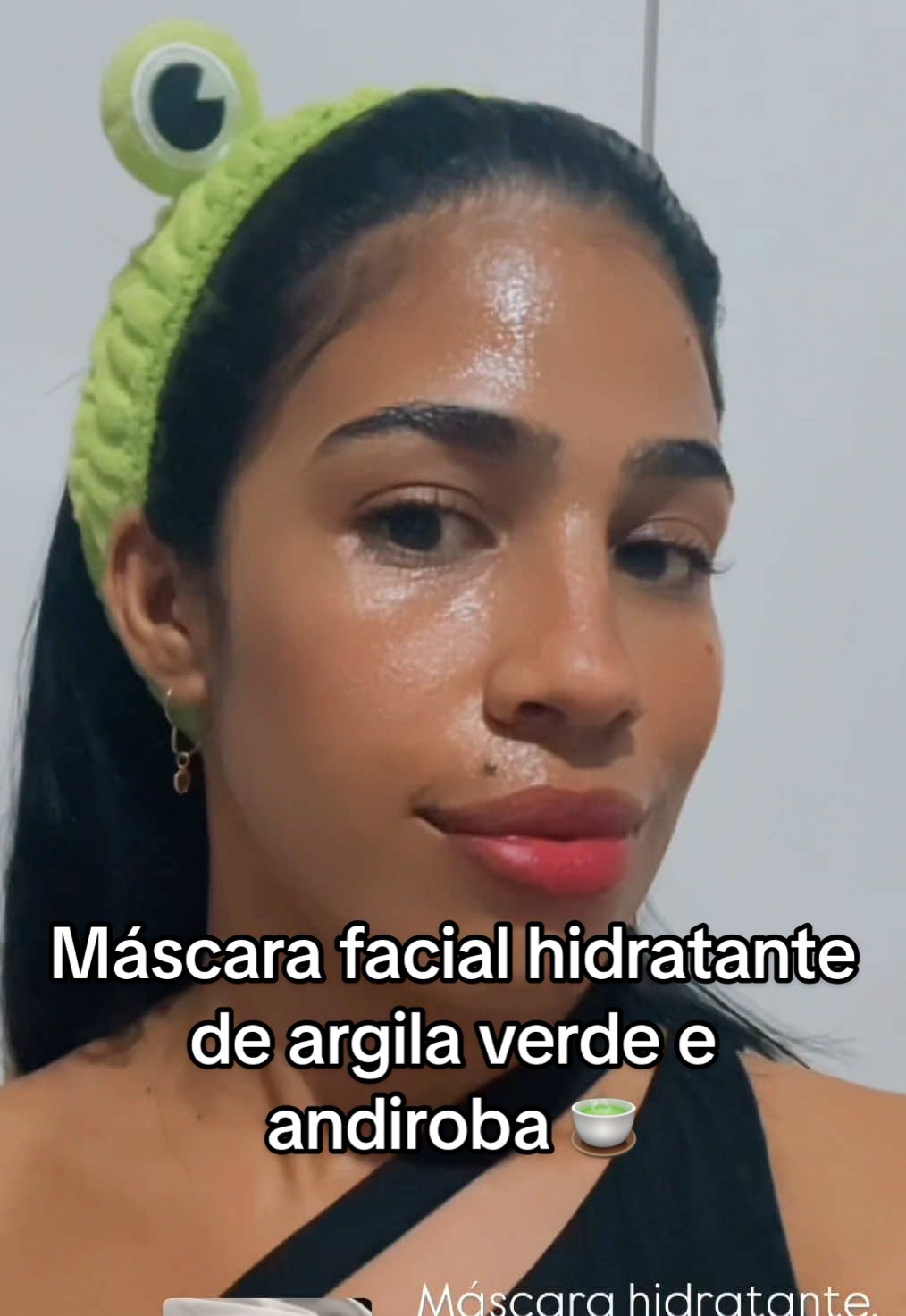 ✨Máscara facial de argila verde e andiroba. Ideal para peles acneicas e oleosas limpando profundamente e revitalizando a pele com ativos originais da Amazônia veganos e respeitando o meio ambiente!  Com a extração extrativista são feitos os produtos naturais Bioilha que também são veganos 🌱 nossa máscara com textura de mousse feita pra cuidar da sua pele de forma natural com um sensorial maravilhoso ✨ COMO USAR ?  ▶️ lave o rosto com um bom sabonete em seguida  ▶️ aplique a máscara no rosto completo em seguida ▶️ enxágue e hidrata! Prontinho sua pele hidratada   Limpa e livre de espinhas e cravos 🧖🏽‍♀️ ▶️ use uma ou duas vezes por semana  🚨 Garanta a sua através do site ou WhatsApp link na bio 👆🏽🛍️🛒  #mascarafacial #andiroba #argilaverde 