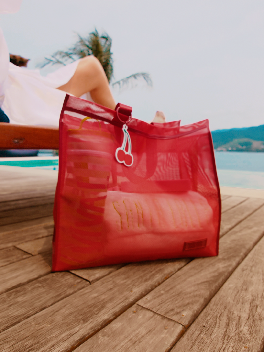 As vezes uma pausa na rotina para curtir um solzinho é tudo que a gente precisa, né? ☀️🌴A nova tote bag é a bolsa perfeita para te acompanhar! #santalolla #bolsadepraia 