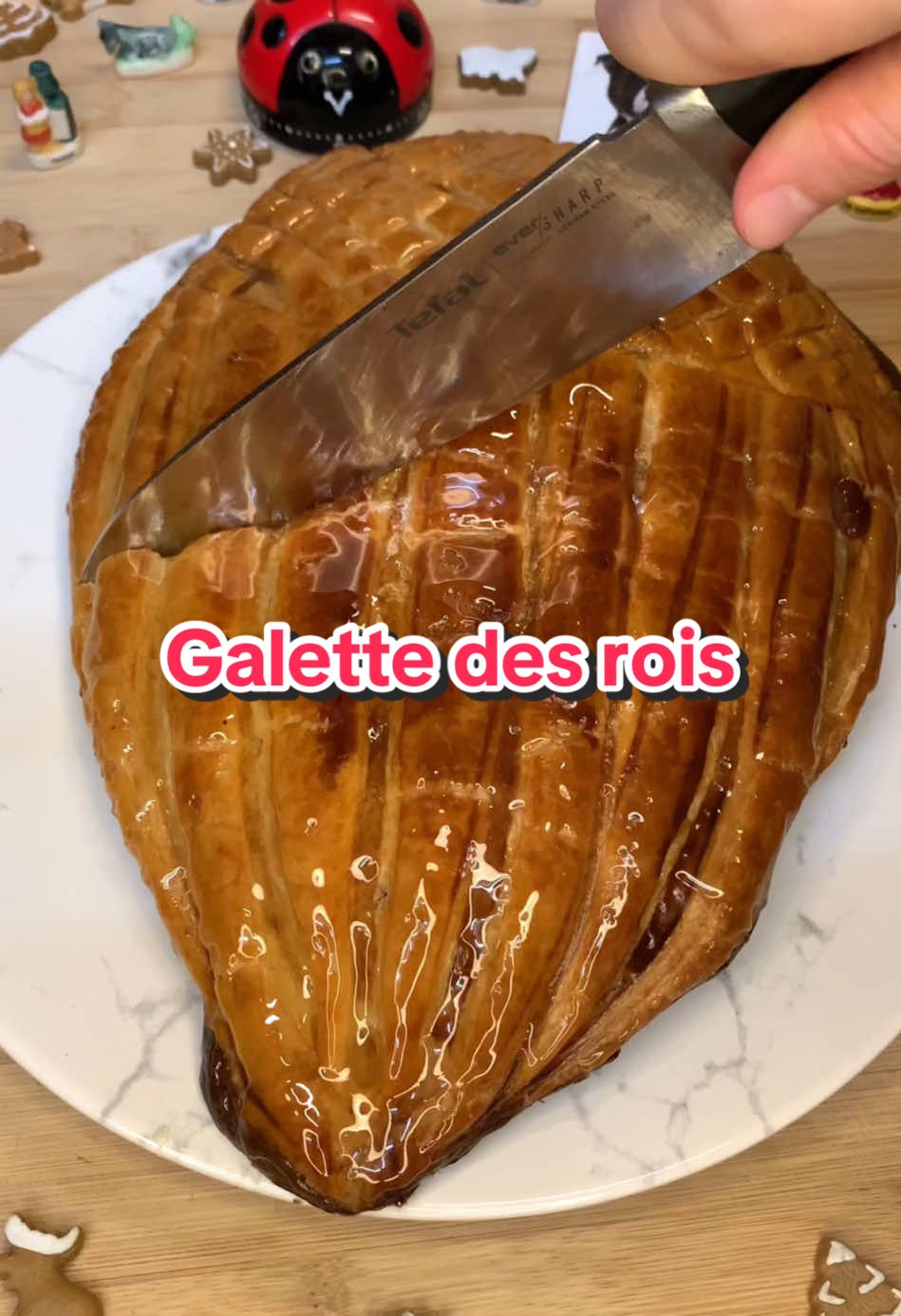 👩🏼‍🍳 Recette dessert 🍰 : Galette des rois de Cédric Grolet ✨👑 - 🇫🇷📌INGRÉDIENTS  • 80 g de poudre d’amande 🌰 • 64 g de beurre🧈 • 50 g de sucre glace🧊 • 11 g de poudre à crème ou maïzena  • 47 g d’œuf🍳 • 35 g de lait d’amande🥛 • 113 g de crème liquide🐮 - 🧐TORRÉFIER LA POUDRE D’AMANDE ?👇🏻 Préchauffez le four à 180C. Étalez la poudre d’amande sur une plaque plate et faites torréfier 30 minutes. Puis laissez refroidir à température ambiante ❄️ - 🧐BEURRE NOISETTE & BEURRE NORMAL 🧈? Réalisez un beurre noisette avec la moitié du beurre (soit 32g) dans une casserole, puis laissez-le refroidir. Une fois refroidi, mélangez le avec un robot ou un fouet à l’autre moitié du beurre ( 32g - qui est mou) 👩🏼‍🍳 - 🧐 CRÈME FOUETTÉE ?🐮 Dans un bol, versez votre crème liquide froide et fouettez à l’aide d’un fouet ou d’un robot jusqu’à ce qu’elle double de volume X2 🤩 - 🧐FRANGIPANE SURGELÉ - RETOURNER LA 🥧? Cela vous permet de dessiner vos motifs sans trouer votre galette. Retourner la galette permet d’avoir un meilleure développement de la pâte feuilletée et donc un visuel plus joli (Veillez toutefois à bien sceller les bords avec de l’eau)✨ - 🔥CUISSON : 10 minutes à 180C puis 30 minutes à 160C🔥 - #recette #TikTokFood #food #Recipe #tiktokacademie #galettedesrois 