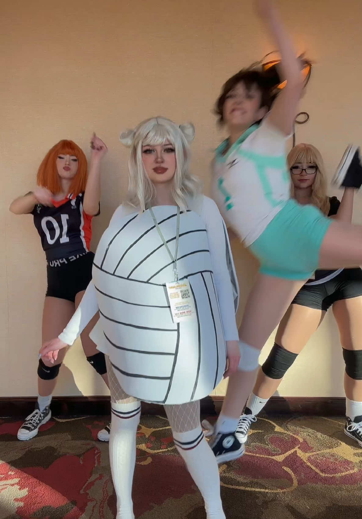 Haikyuu ref!!!!! @cat @kora.aura @･:*+.☆ Zya ☆.+*:• @seren #haikyuu #vollyball #haikyuucosplay #dancetrend #cosplay 