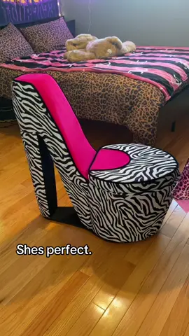 Currently redesigning my room n im obsessedddd w this chair i got 😻