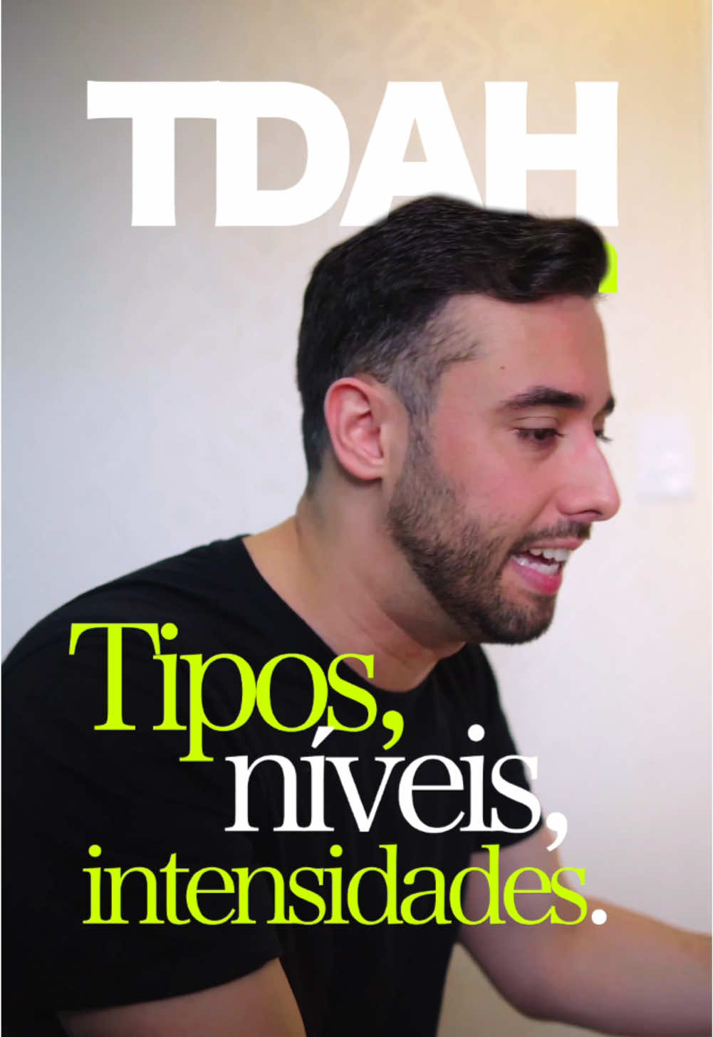 ‼️QUAL TEU TIPO⁉️E INTENSIDADE⁉️👇🏼👇🏼 O Transtorno de Déficit de Atenção e Hiperatividade (TDAH) é como um “desajuste” no sistema de controle da atenção e do comportamento. Imagine que o cérebro é um carro: o TDAH interfere no freio e no acelerador, dificultando o controle sobre o foco e a impulsividade. Ele pode se manifestar de três formas principais, dependendo de quais “sintomas” predominam: 1️⃣ Tipo Desatento: É como um carro que não responde bem ao acelerador. A pessoa parece distraída, perde coisas, esquece tarefas e tem dificuldade em se concentrar. Geralmente, ela não é hiperativa, mas pode parecer “no mundo da lua”. 2️⃣ Tipo Hiperativo-Impulsivo: Agora imagine um carro sem freio. Aqui, a pessoa parece estar sempre a mil por hora, mexendo as pernas, falando sem parar ou agindo sem pensar. A impulsividade pode causar problemas sociais, como interromper os outros ou tomar decisões precipitadas. 3️⃣ Tipo Combinado: Nesse caso, o carro tem problemas tanto no freio quanto no acelerador. A pessoa luta com distração e hiperatividade/impulsividade ao mesmo tempo. Esse é o tipo mais comum. Intensidade e impacto: 👇🏼 O TDAH varia muito em intensidade. Em casos leves, é como ter um carro que só desliza um pouco no controle, e as pessoas conseguem se ajustar. Já nos casos graves, é como tentar dirigir em uma estrada cheia de curvas com freios ruins e um acelerador travado, o que pode atrapalhar muito a vida escolar, profissional e social. O impacto depende de três fatores: ☝🏻Ambiente: Um lugar organizado ajuda muito; ambientes caóticos aumentam as dificuldades. ☝🏻Apoio: Estratégias de tratamento, como terapia, medicação e apoio escolar ou profissional, fazem grande diferença. ☝🏻Autoconhecimento: Entender o TDAH ajuda a pessoa a encontrar ferramentas para compensar as dificuldades. TDAH não é preguiça ou falta de esforço – é uma questão neurobiológica que pode ser gerenciada com o apoio certo. #tdah #psicologia #psiquiatria 