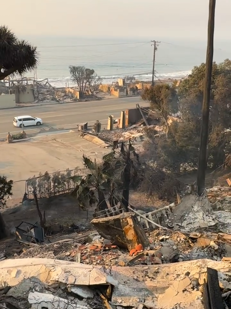 KCAL News reporter Luzdelia Caballero shows us the aftermath of the Pacific Palisades Fire from Rambla Vista street #fire #burn #firedepartment  #pacificpalisades #malibu #pchl #cbs