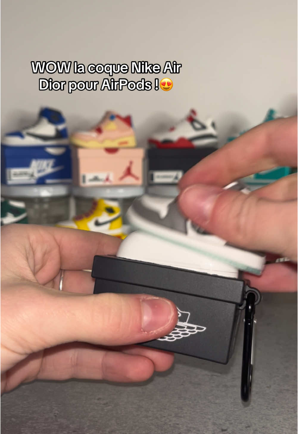 WOW la coque Nike Air Dior pour AirPods !😍 #airpod #airpodspro #airpods3 #drip #viral_video #sneakers #airpodcase #sneakersaddict #sneakerhead #christmas 