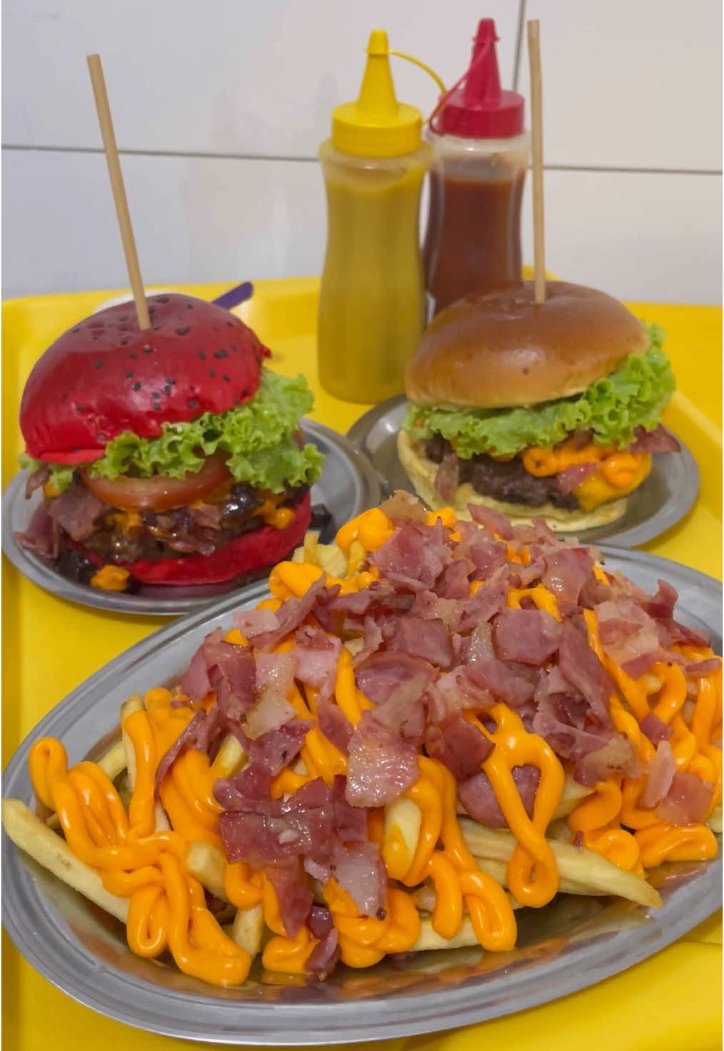 Vocês são team hambúrguer “podrão” ou “artesanal”? 🍔🤔