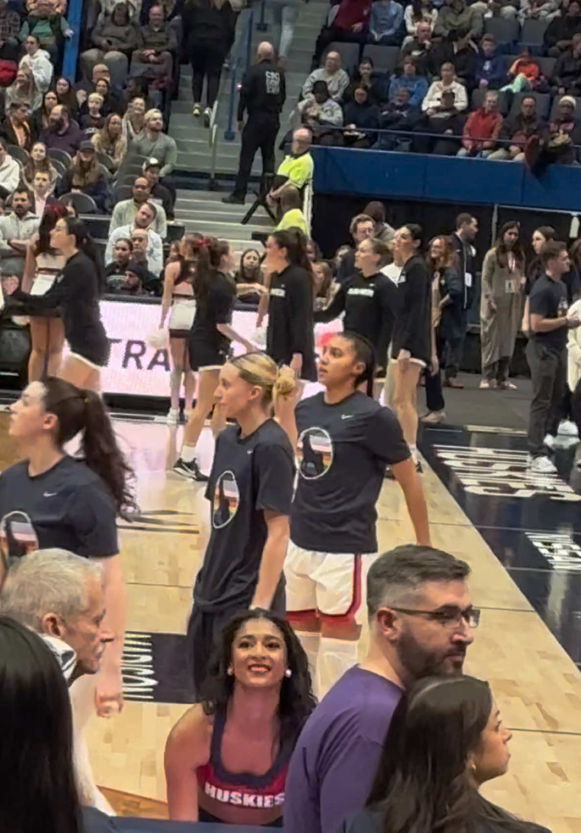 paige during warmups  #paigebueckers #uconnhuskies #uconn #foryou #uconnbasketball #womensbasketball #viral #uconnwbb #paigebueckersedit #azzifudd #pazzi #uconnwomensbasketball #fyp 