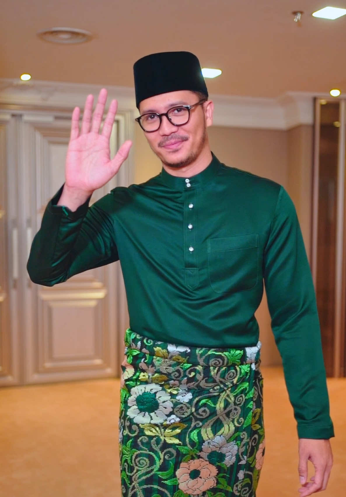 Bismillah, memperkenalkan FATTAH AMIN sebagai wajah atau duta rasmi JAKEL RAYA 2025 Ye, kekakak sekarang mesti tengah senyum sorang sorang kan bila tengok video yang min post ni Jejaka Idaman Malaya Maka tahun ini kekakak semua dah tahu nak pakai baju melayu dari mana kan? Ada ratusan warna semestinya dari Jakel untuk semua Ingat baju melayu letops ingat Jakel Ingat Raya Ingat Jakel Ingat Fattah Amin Ingat Jakel JAKEL BARULAH RAYA #IngatRayaIngatJakel  #JakelTextile  #JakelxFattahAmin 