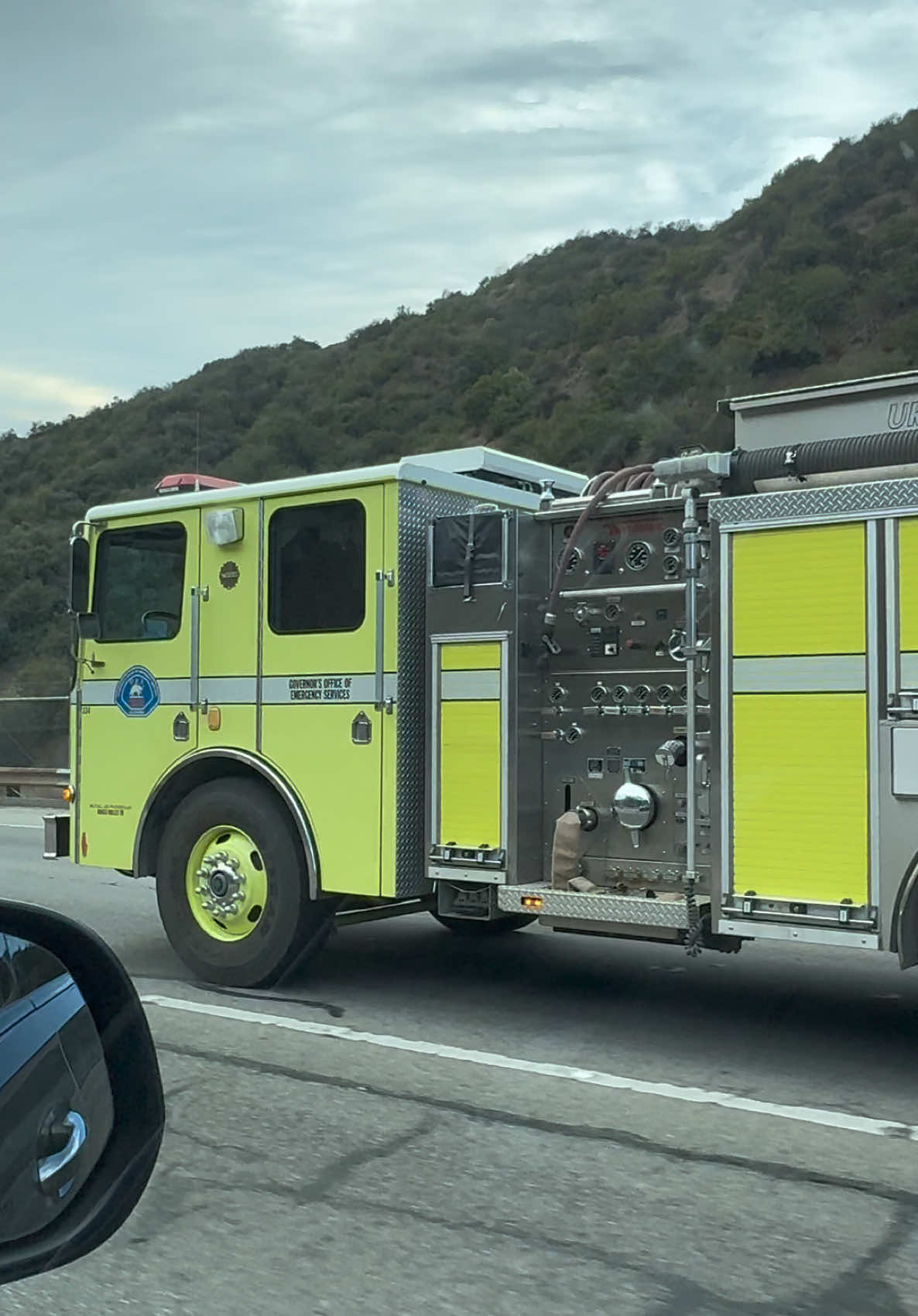 NorCal fire trucks coming in on the 405. Help is on the way LA #palisades #fire #acountyfire #palisadesfire #firefighter #palisadescalifornia #santamonica #405 