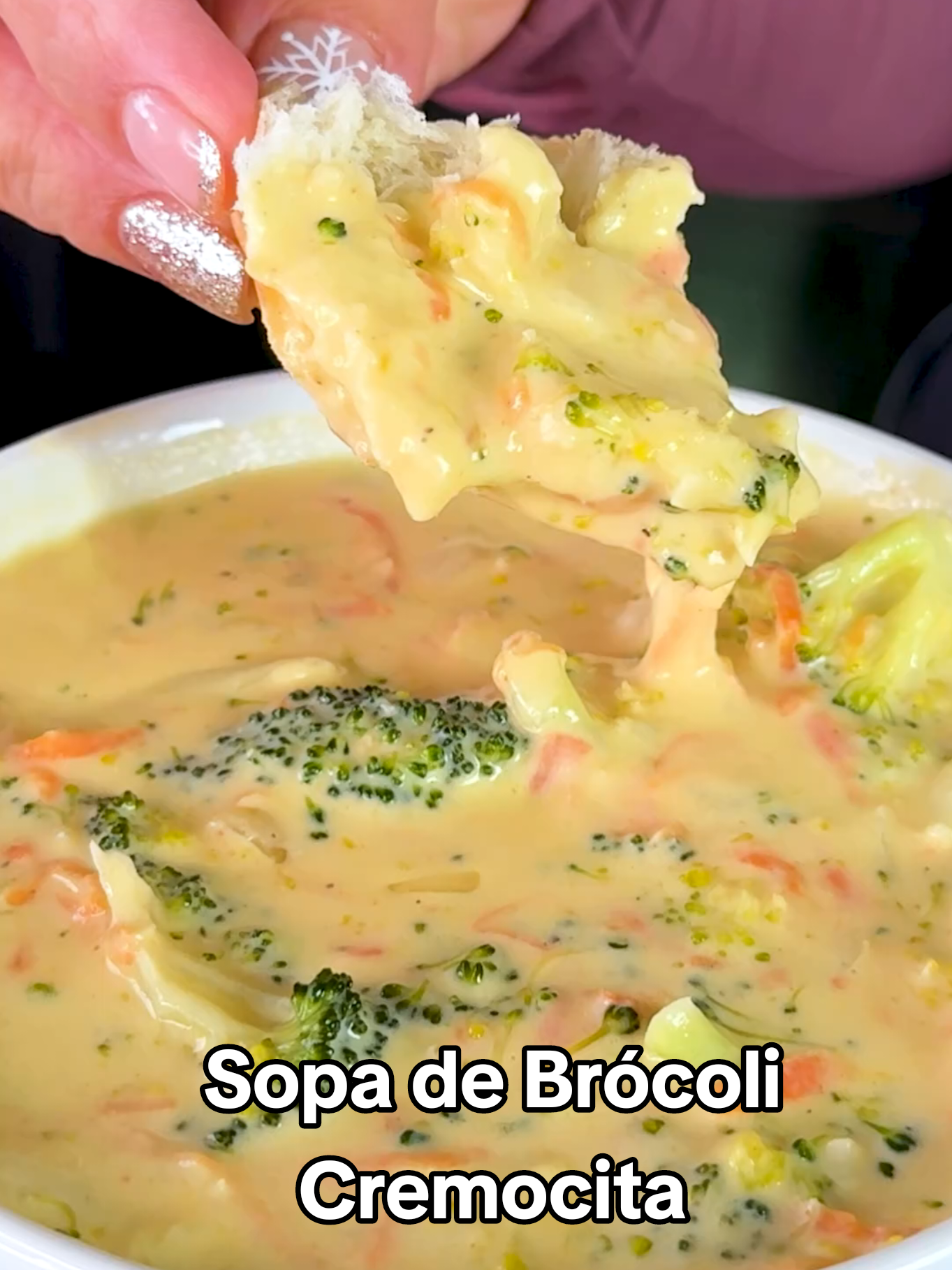 Sopa de Brócoli con Queso Cheddar (¡Mejor que Panera!) 🥰 La sopa de brócoli con queso es tan cremosa y deliciosa, ¡además de que es súper fácil de preparar! Una de las mejores sopas que existen, te va a encantar esta receta. SOPA DE BRÓCOLI CON QUESO – INGREDIENTES: ► 680 g de brócoli cortado en trozos pequeños ► 4 cdas de mantequilla ► 1/2 cebolla blanca ► 2 dientes de ajo finamente picados ► 4 cdas de harina de trigo ► 2 tazas de caldo de pollo ► 1 cdta de sal ► 1/2 cdta de pimienta negra ► 1/4 cdta de paprika ► 1/4 cdta de nuez moscada molida ► 1 taza de zanahorias ralladas ► 2 tazas de media crema ► 3 tazas de queso cheddar rallado #fyp #foryou #parati #Receta #recetas #recetasfaciles #Recipe #FoodTok #foodtiktok #cremadebrocoli #sopa #soup #broccolicheddarsoup #panerasoup 