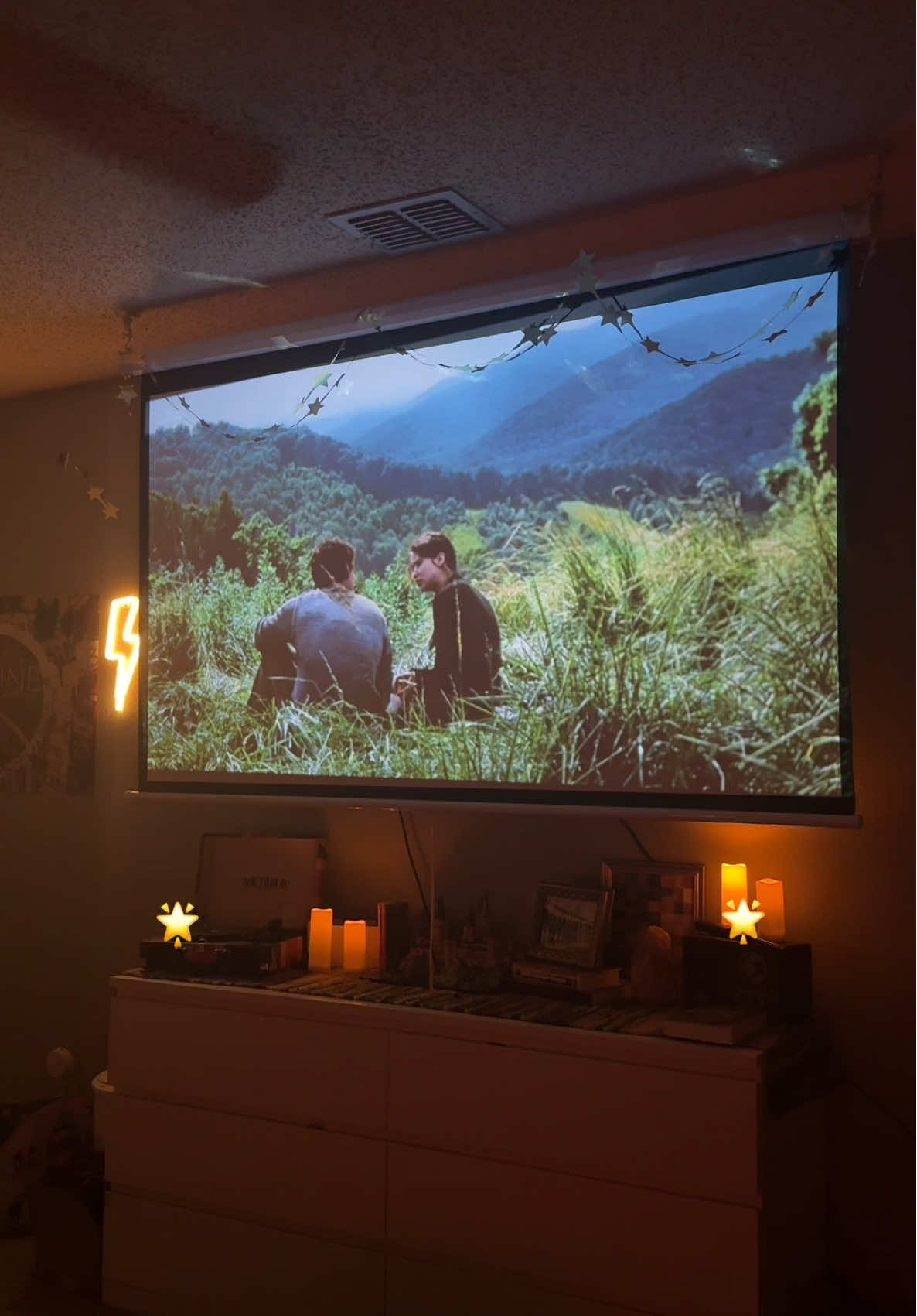 no words can describe my love for this movie ⭐️ #girltherapy #hungergames #introvert #movienight #evening 