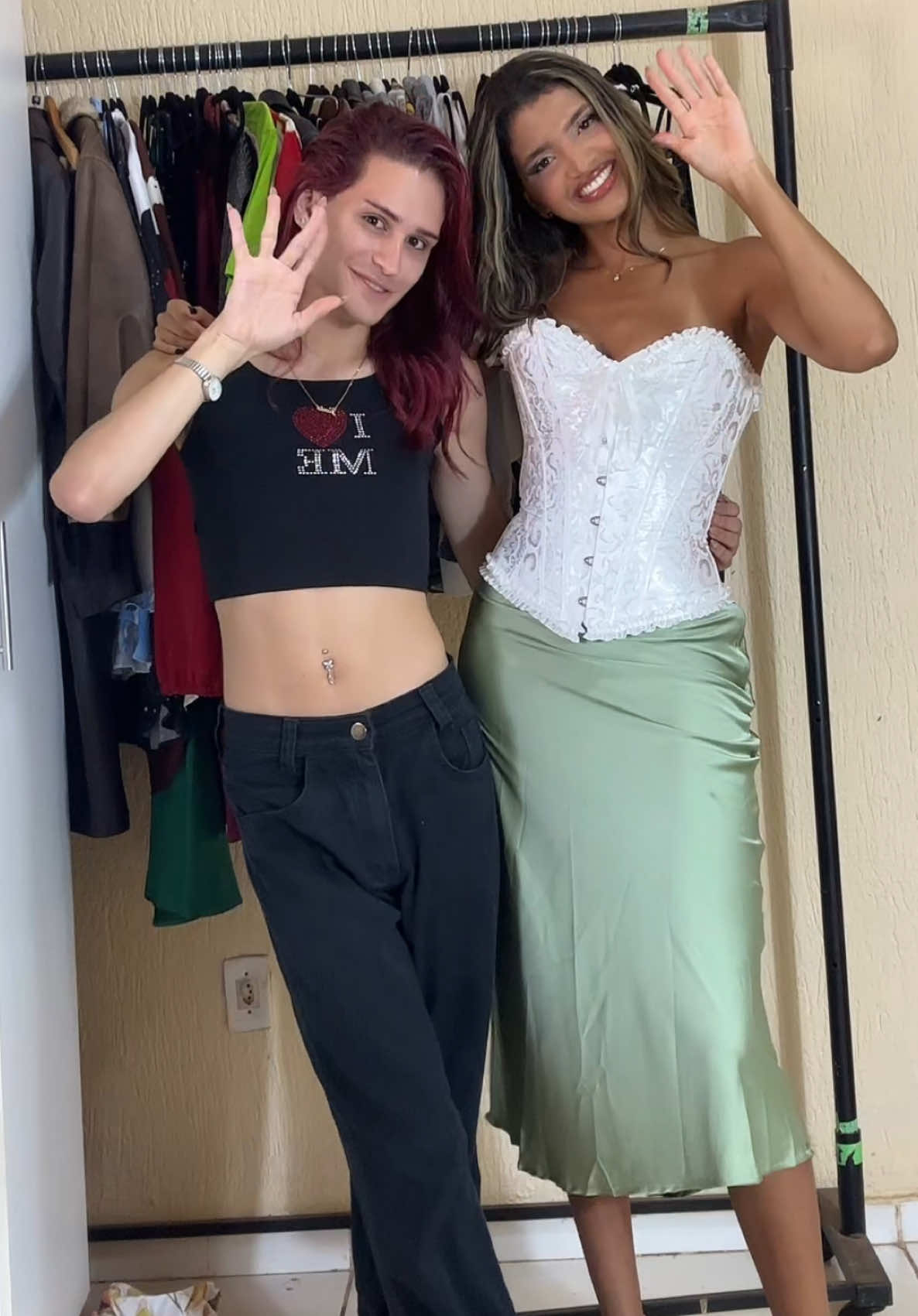 bestie vestindo meus looks!! todos aprovadissimos ne?! 💚 #fyp #foryou #BestFriends #melhoramiga #fashiontiktok #looks 