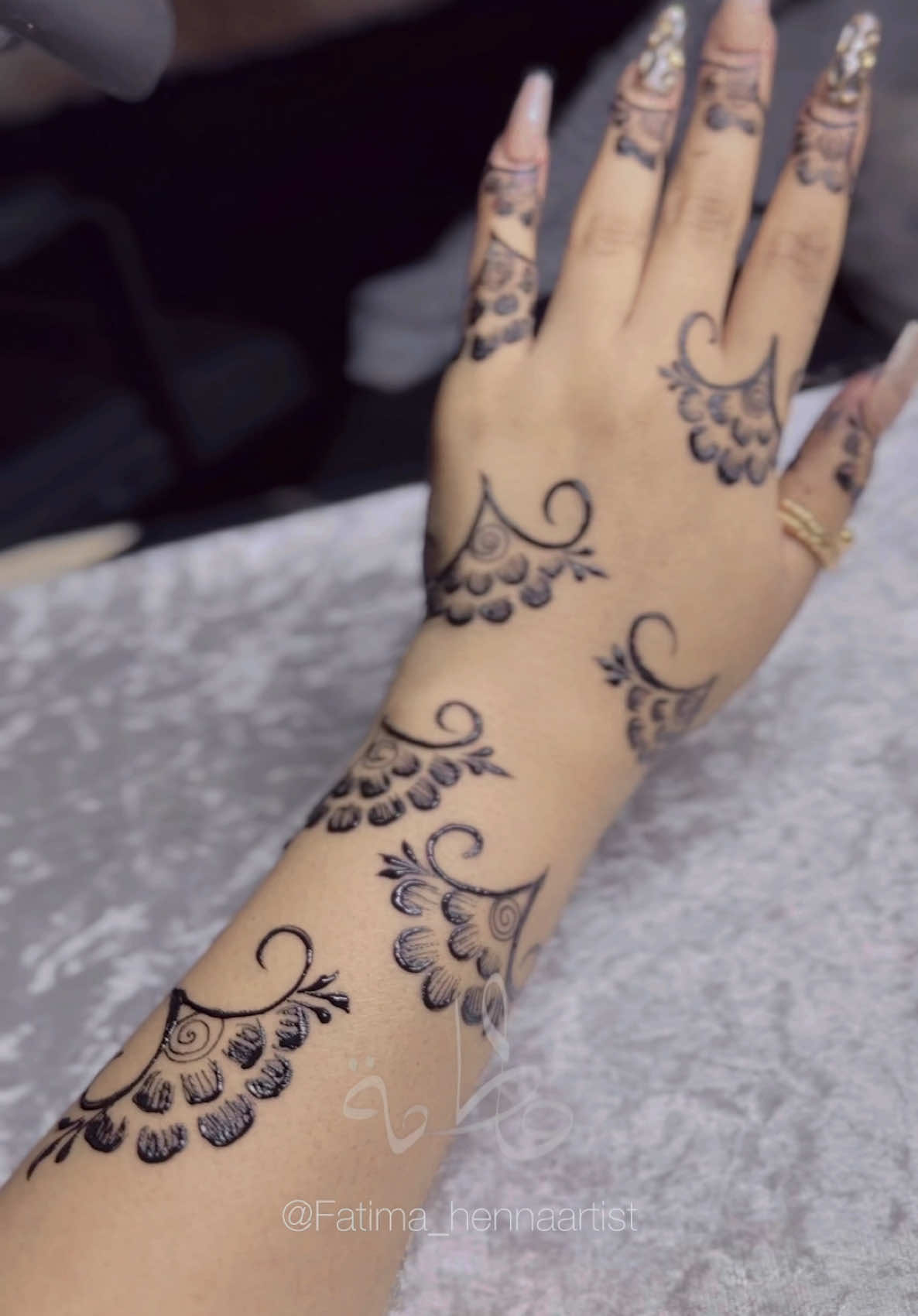 Henna Frequently Asked Questions While Doing a Simple Henna Design Tutorial #fatima_hennaartist #henna #cilaan #hennadesign #hennatutorial #simplehennadesign #creatorsearchinsights 