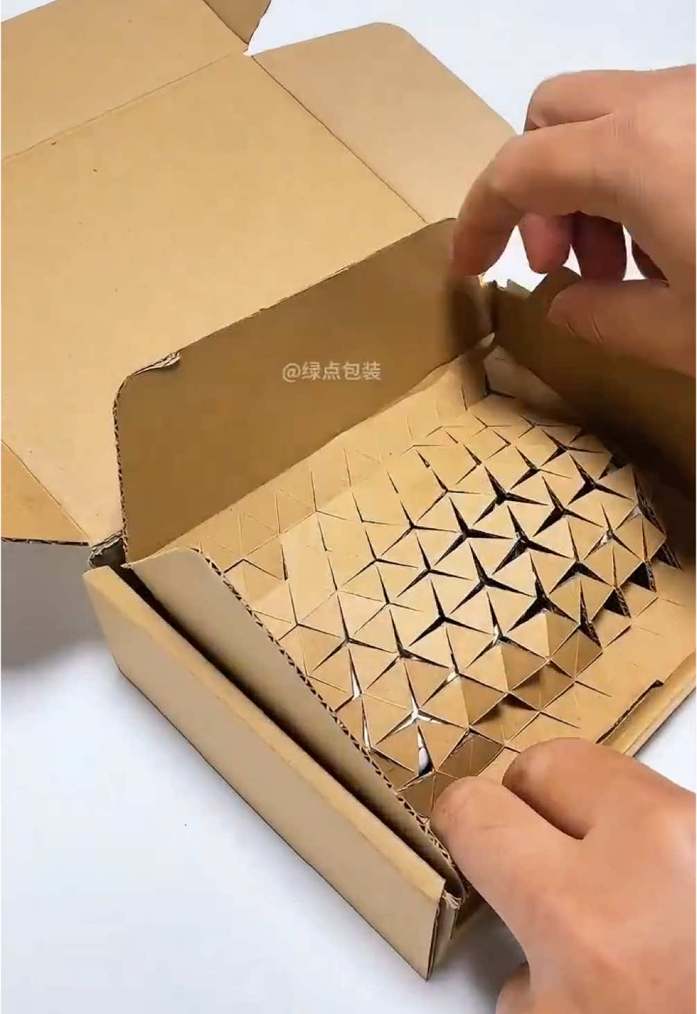 A chinesa GreenDot criou uma embalagem que protege o conteúdo da caixa, sem a necessidade de outros materiais.  The Chinese company GreenDot has created a packaging that protects the contents of the box without the need for additional materials. #design #packing #innovation 