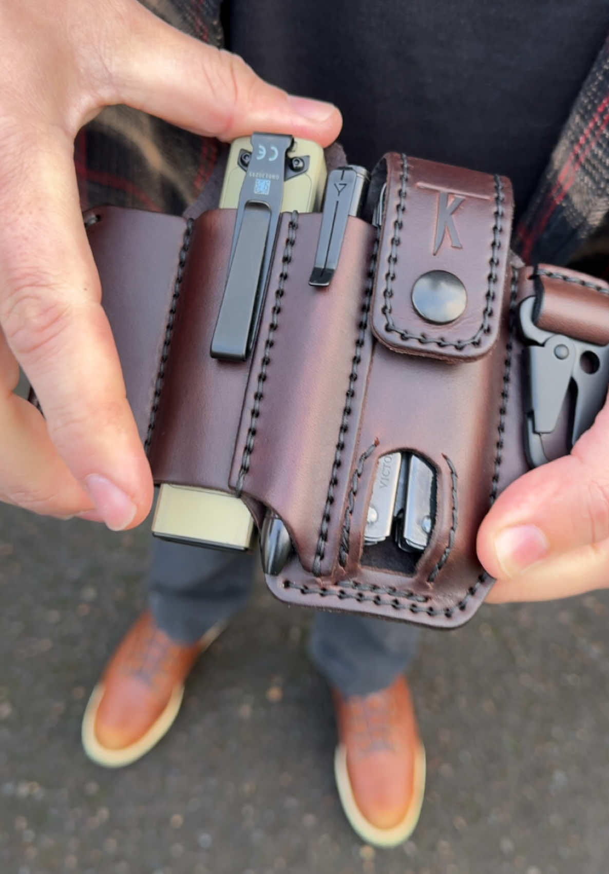 Be ready and SHOP the real deal of leather gear at www.taleofknives.com Size up the Big Boy or MPU tool belt organizer with your favorite #multitool and #flashlight AND #belt All leather gear is uniquely handmade one at a time in Oregon, USA  #newyear #newgear #shopsmall #surefire #olight #gerbergear #oregon #belt #belts #tools #olight #danner #electrician