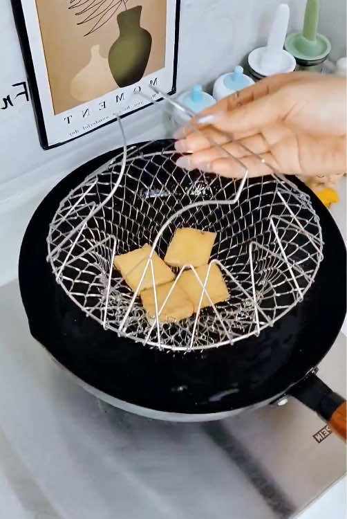 This stainless steel frying basket is so easy to use. You can fry whatever you want. It is convenient and fast to put it in and out of the pot #kitchen