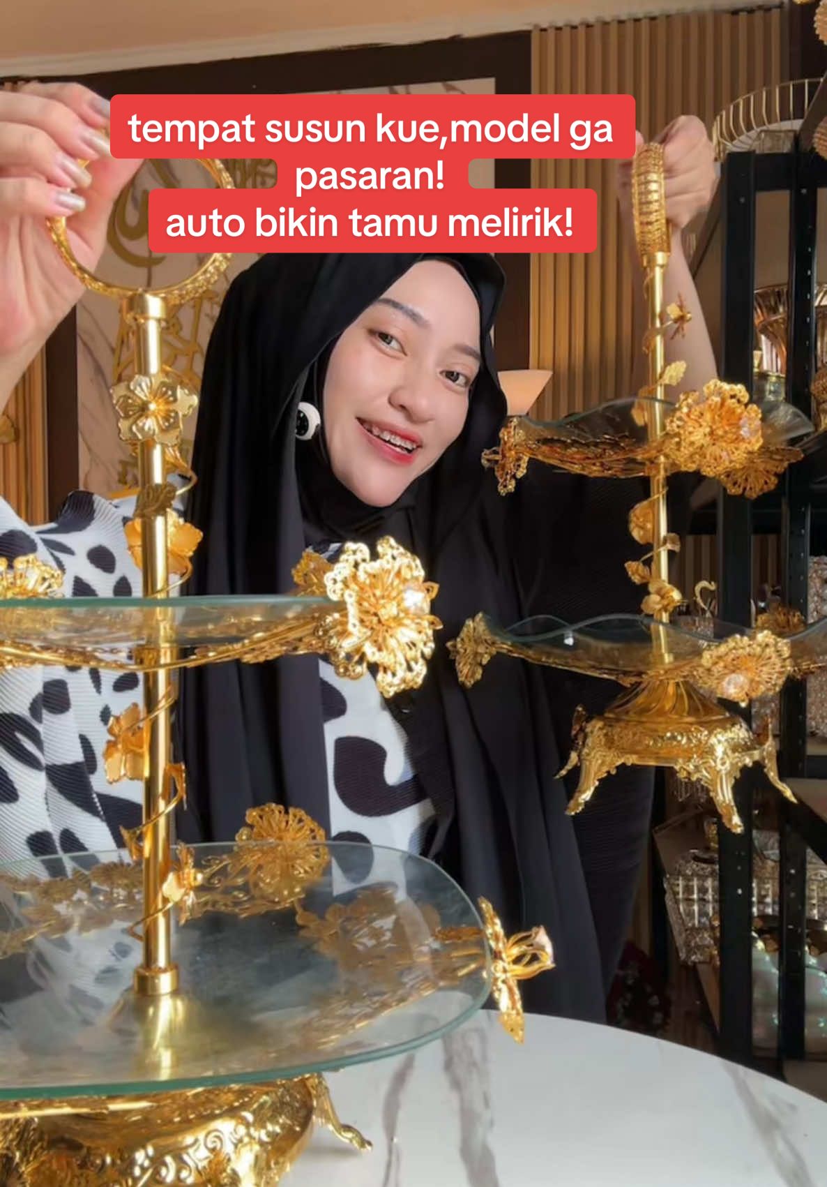 Kue jadi lebih rapi, suasana jadi lebih elegan! 💎 Tempat kue susun mewah ini desainnya estetik banget. Langsung klik, biar gak nyesel nanti mom!😍🛒✅ . #nampansaji #nampansajimewah #nampansultan #nampanaesthetic #tiercake #tiercakes 