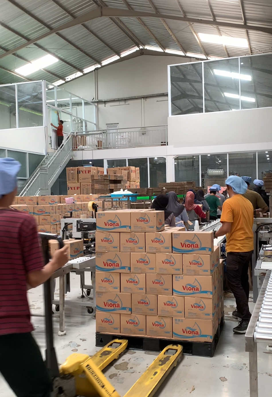 Kerjamah apa aja, yang penting digaji. 💸 Semangat para pejuang rupiah jangan lupa minum dulu yee  #fyp #airmineral #pabrik #vionawater 