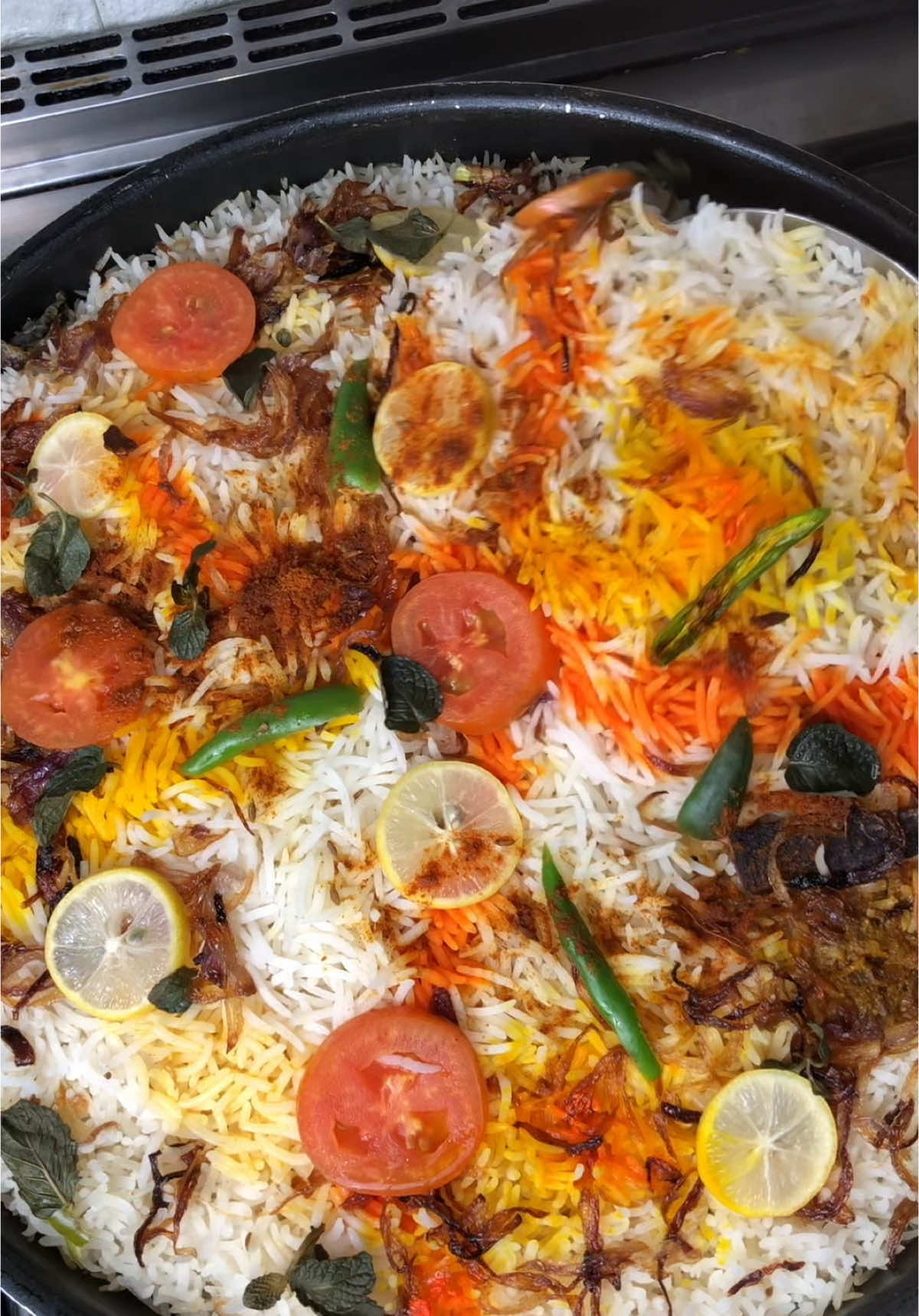 Karahi Style Chicken Biryani . #karachibiryani #chickenbiryani #biryanilovers #karachistylebiryani #biryani time #desifood #spicybiryani #FoodTok #biryanirecipe #karachieats #biryaniaddict #tastybiryani #biryanilove #biryaniheaven #fyp #foryou #foryoupage