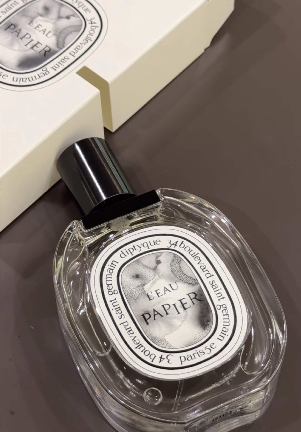 Unboxing Diptyque L'Eau Papier. Một mùi hương tựa như nét mực nhẹ nhàng lướt trên trang giấy, tinh tế và thanh tao. 📖 #annora #annoravn #unboxing #Diptyque #LEauPapier #asmr #perfume #niche #nichefragrance #review #beauty #nuochoa #nuochoachinhhang #nuochoanam #nuochoanu #nuochoaniche