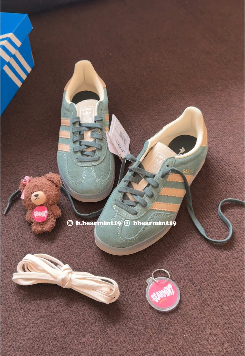 Gazelle indoor Shadow Green ใหม่😍 สวยจึ้งมากกกคุณพี่!!  ♡ พรีออเดอร์ 1-2 weeks (หลังส่งออก) ♡ รับประกันสินค้าเป็นของแท้ 100% _______________________________ #bbearmint19 #adidas #adidasthailand #adidasoriginals #adidasshoes #sneakers #adidasgazelle #gazelleindoor 