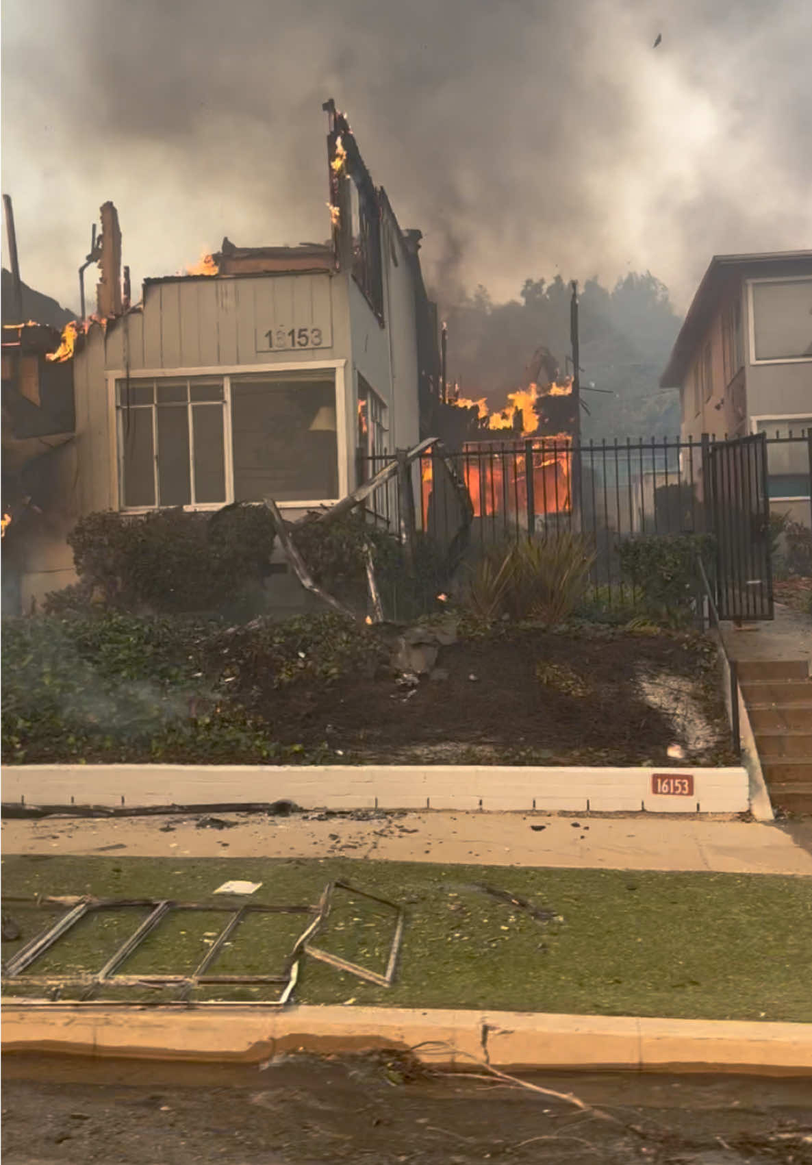 Video from 1/8 on Sunset west of Temsecal.  People have been asking about apt buildings.  #palisades #palisadesfire