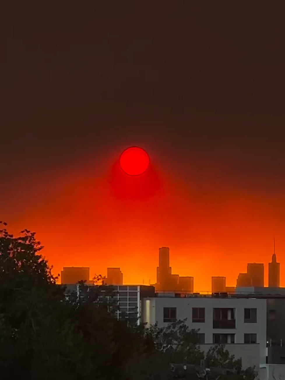 Los Angeles, a city that never stops dreaming, even in the face of fire. Stay safe🧡🙏 . . . . . . #PalisadesFire #CaliforniaFire #Wildfire #LAFD #LosAngelesFire #CALFIRE #losangeleslife #la #dtla #hollywood #hollywoodhills #hollywoodsign #westhollywood #weho #runyoncanyon #California #malibu #creativelife #creativedirector #prayforcalifornia