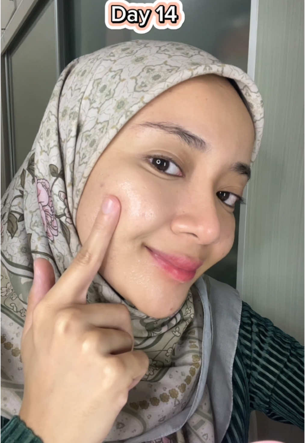 Loving this moisturizer from @Glad2Glow.my  Lightweight and love the result  Cubalah try! 🩷 #moisturizerviral #glowingskin #brighterskin #skincareroutine 