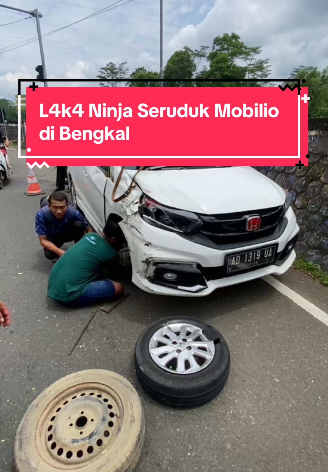 Menurut informasi sementara yang kami peroleh, laka tersebut terjadi saat pengemudi Kawasaki Ninja yang melaju dengan kencang dari arah Selatan kehilangan kendali. Naas, saat di TKP ia masuk ke jalur lawan dan menabrak Mobilio yang melaju dari Utara. Pengemudi motor yang masih berstatus pelajar tersebut mengalami luka parah di bagian kaki kanan dan segera dibawa ke Rumah Sakit untuk mendapatkan penanganan medis. Sementara pengemudi mobil mengalami shock. Peristiwa ini terjadi di Bengkal, Tanjungsari sekitar pukul 10.50 WIB Informasi selengkapnya di www.pacitanku.com #pacitanku #pacitan