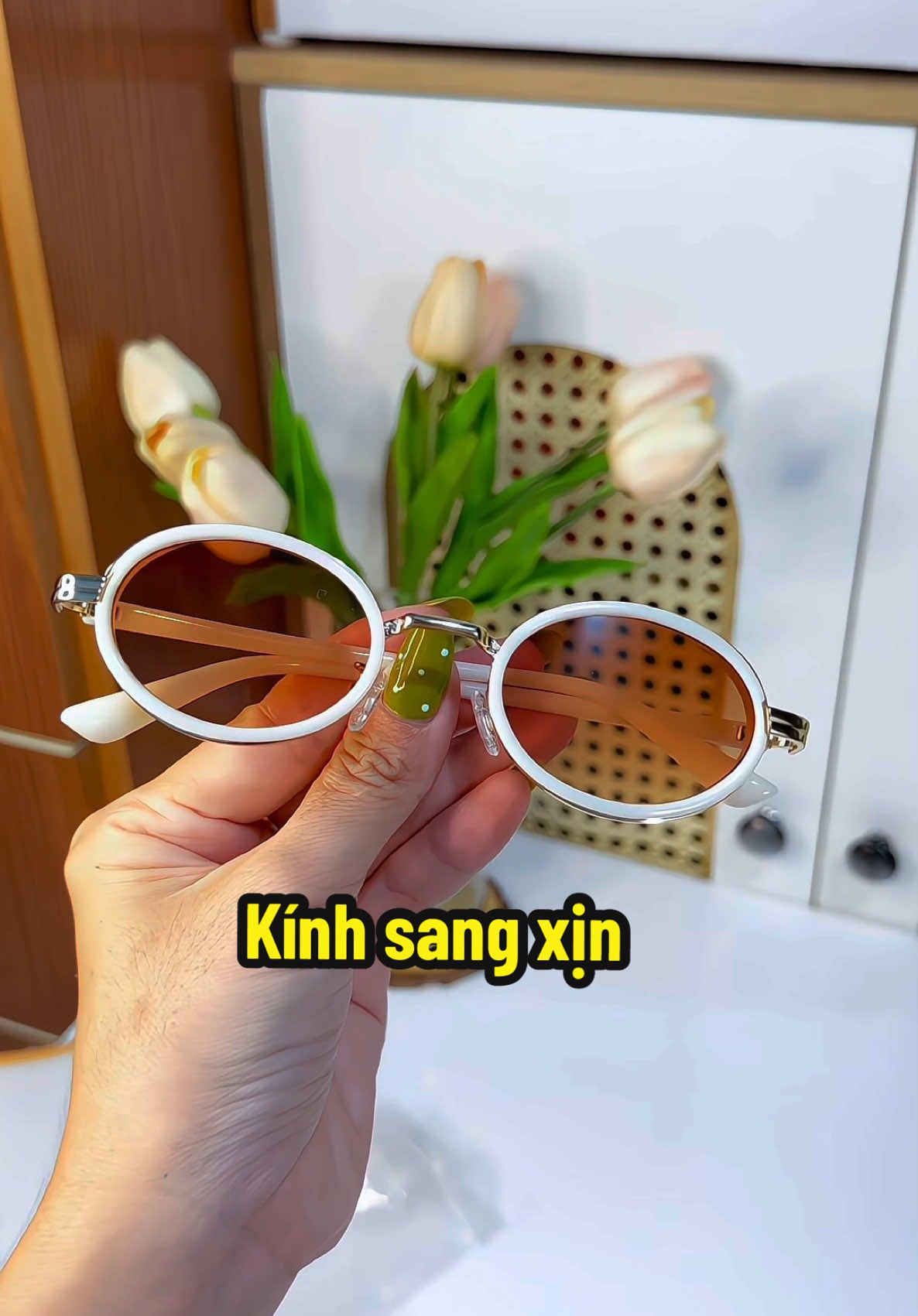 Sắm đeo chụp hình nè #review #kinhram #kinhramnu #kinhramchongtiauv 