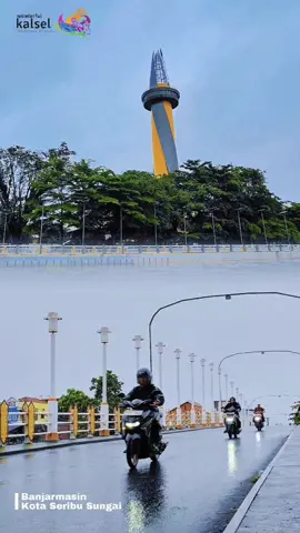 Kota Banjarmasin Lebih dari sekadar kota seribu sungai, Banjarmasin kaya akan budaya dan sejarah. MenJelajahi pasar terapungnya yang unik, menikmati kuliner khasnya, dan  keindahan yang tersembunyi di balik setiap sudut kota. Shot on : Vivo V40 5G & Vivo V27 5G📱 Gimbal : Brica B-steady pro ultimate 2024 Lokasi : Wisata SuSur Sungai Kampung Hijau Kota Banjarmasin #Banjarmasin #KotaSeribuSungai #BudayaKalimantan #Sejarah #kotabanjarmasin #banjarmasin #banjarmasinbungas #banjarmasinbaiman #pasarterapung #pasarterapungbanjarmasin #siringbanjarmasin #siringnolkmbanjarmasin #wisatakotabanjarmasin #pesonaindonesia #pesonakotabanjarmasin #tugunolkilometer #patungbekantan #menarapandang #pasarlama #kotalama 