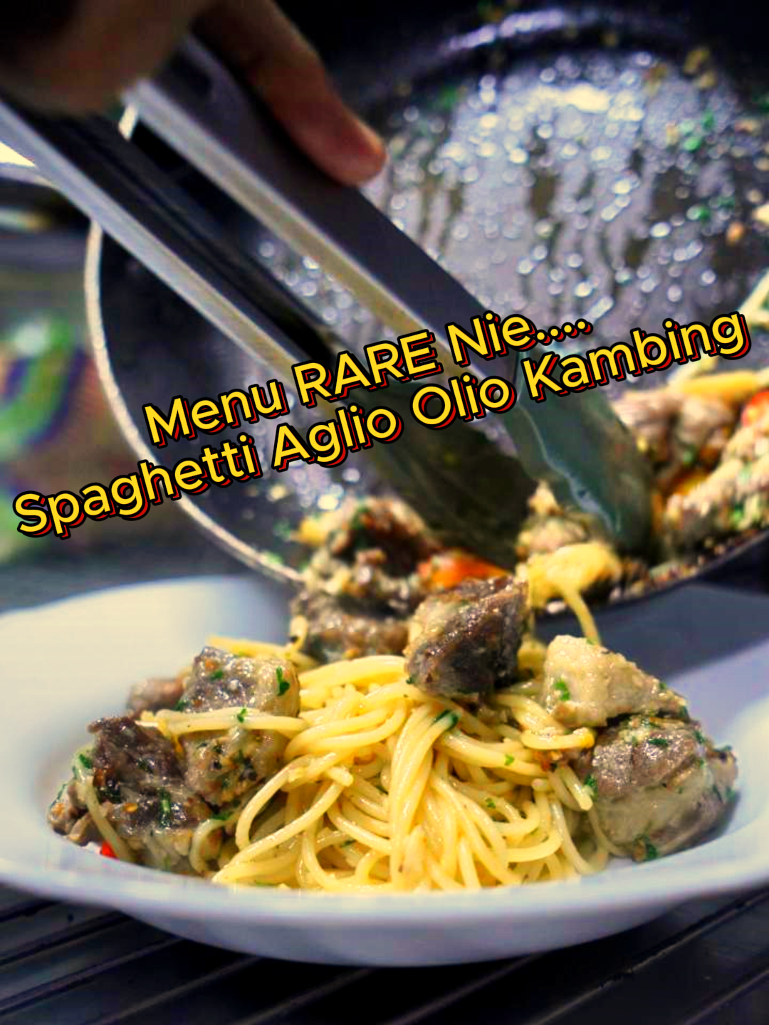 Spaghetti Aglio Olio Kambing Menu RARE susah nak jumpa di tempat lain..masakan pasta ni memang sedap sangat & kena pulak dengan daging kambing yang lembut emmmm....lain macham sedap nya...datang try sendiri lah di Restoren Alwi's#Food ##resepimudah #chefalwi ##alwisrestaurant #alwisrestaurant #pasta #agliooliokambing #menurare #wajibtry